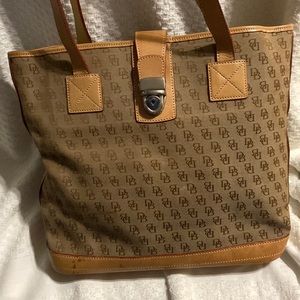 Dooney & Bourke classic shoulder bag